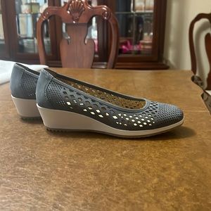 Wedges. Medium blue.